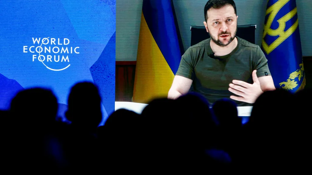 Volodymyr Zelenskyj mluví k účastníkům ekonomického fóra v Davosu