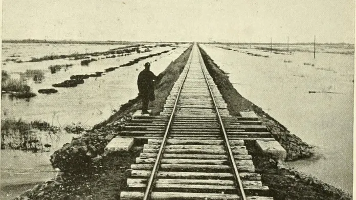 Počátky transsibiřské magistrály, rok 1896. Nejdelší železniční trať na světě, hlavní dopravní tepna Ruska, probíhající v délce 9 288 km z Moskvy do Vladivostoku byla postavena za vlády ruského cara Alexandra III. Stavba trvala 26 let.