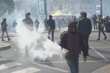 Stovky raněných a zatčených zůstaly po prvomájových demonstracích ve Francii