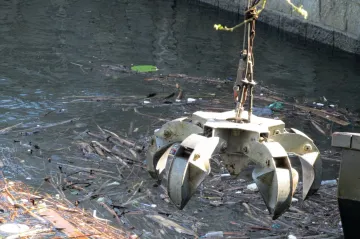 Deště přinesly letos do přehrad tuny dřeva a odpadků. Vodohospodáři je musejí vyčistit