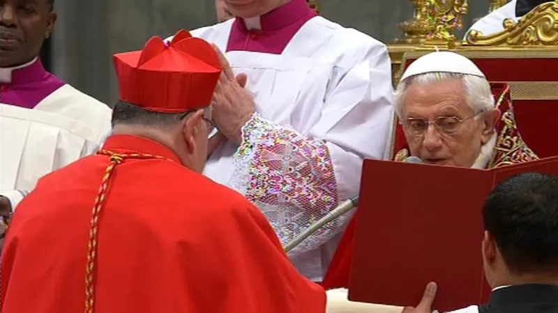 Dominik Duka přebírá kardinálské symboly