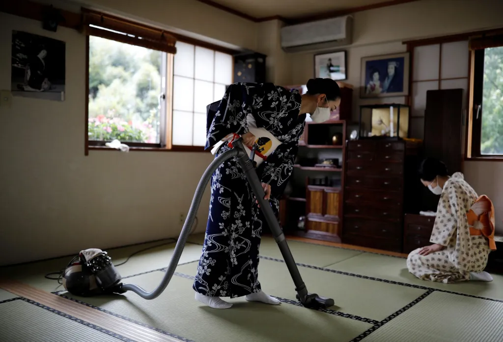 Gejši jsou i v dnešní době vychovávány v duchu tradic. To se netýká pouze projevů na veřejnosti, ale i v soukromí. Patří k nim i starost o domácnost. Přestože gejši mají své pomocnice, které jim pomáhají s přípravou kimona, nástrojů, malováním nebo česáním