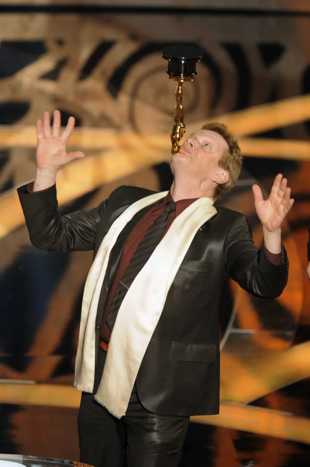 Philippe Petit balancuje se soškou Oscara, poté co snímek Man on Wire získal hlavní cenu v roce 2009 v kategorii dokumentárních filmů
