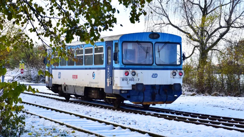 Motorový vůz 810 na zasněžené trati Mladá Boleslav – Mělník bude brzy nenávratnou vzpomínkou. Po trati se bude jezdit už jen od jara do podzimu a vozů 810 se kraje ve velkém zbavují