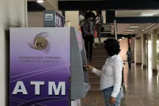 Etiopské bankomaty vydávaly miliony dolarů. Fronty studentů rozháněla policie