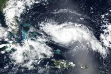 Dorian zesílil na extrémně nebezpečný hurikán. Florida se opevňuje