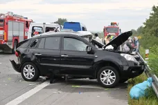 Dálnice D2 byla ve směru na Slovensko několik hodin uzavřená po hromadné nehodě
