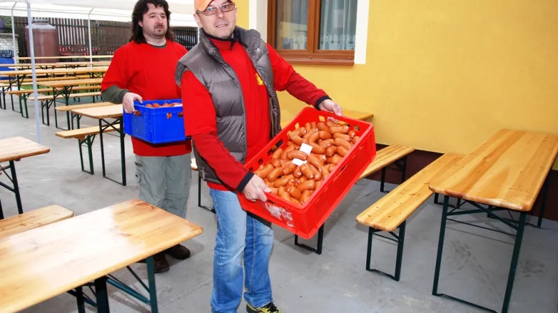 Rekord v uložení špekáčků - Žlebské Chvalovice