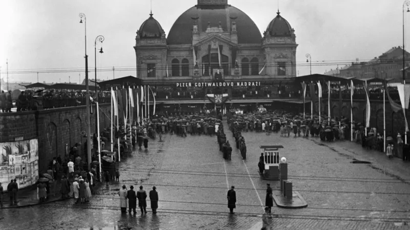 Majestátní nádražní budova v Plzni není původní, vznikla až v roce 1907, aby posloužila potřebám všech tratí, které do Plzně vedly. Ve 40. letech ji postihly dvě těžké rány. V roce 1945 byla vážně poškozena při bombardování, o čtyři roky později bylo nádraží přejmenováno na Plzeň-Gottwaldovo nádraží. Zbavilo se toho až o půlstoletí později.