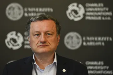 Epidemie by mohla ustoupit za dva či tři měsíce, říká biochemik Konvalinka