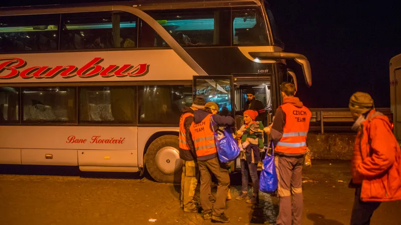 Dobrovolníci pomáhají uprchlíkům v zahraničí už půl roku