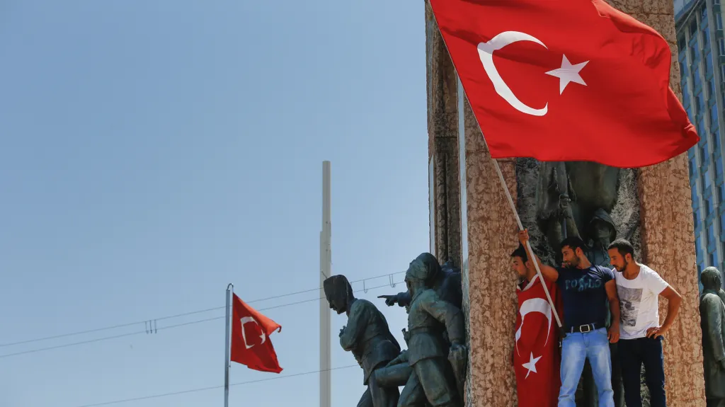 Odpůrci převratu na náměstí Taksim v Istanbulu