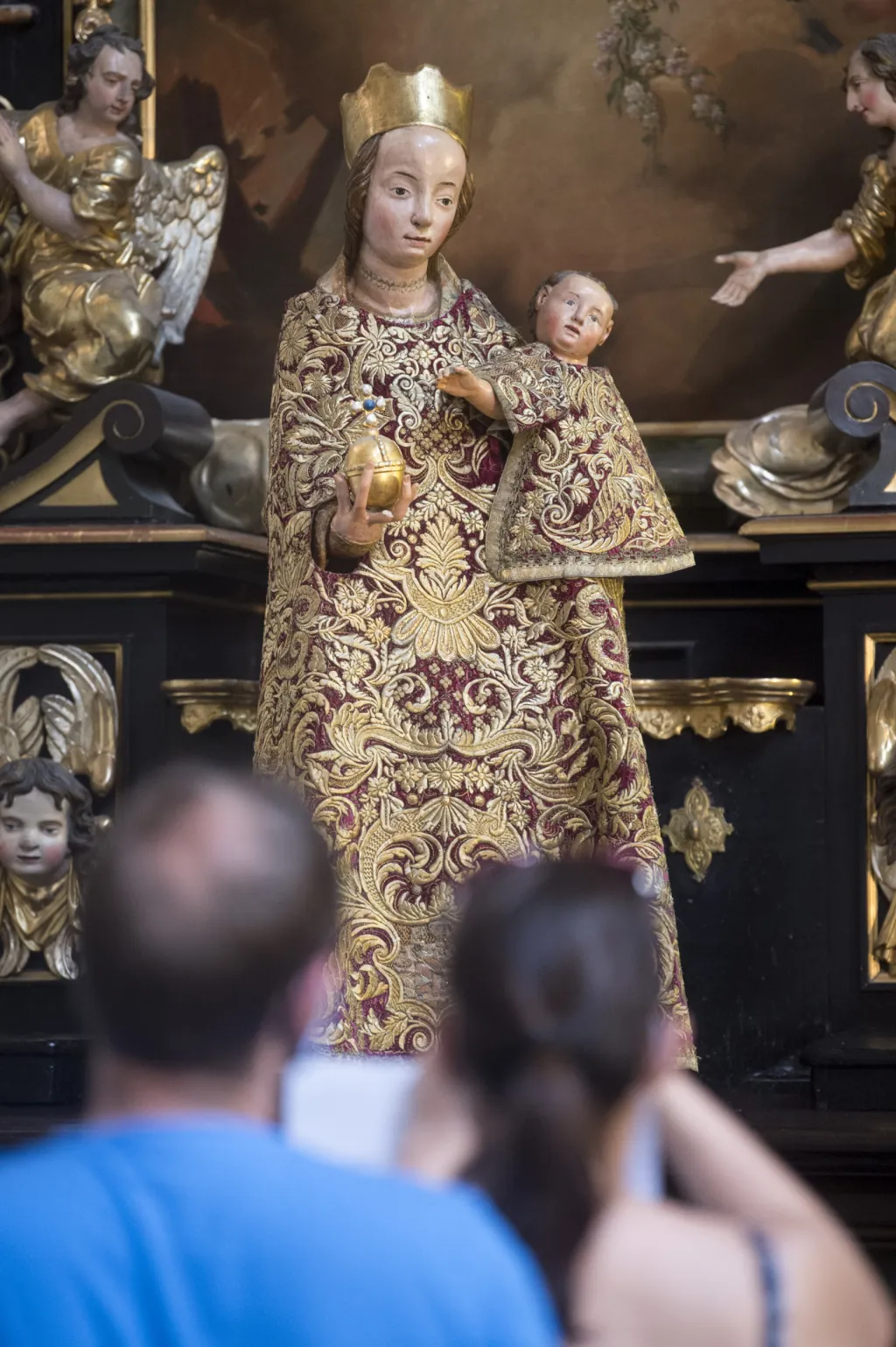 Výstava s názvem "Pod ochranou tvou" odhaluje v chrámu svaté Barbory v Kutné Hoře vzácné exponáty uložené v chrámovém depozitáři