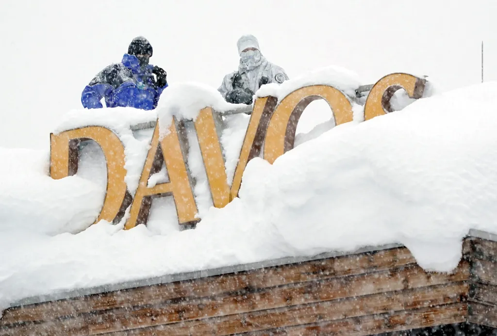 Ostřelovači na svých pozicích na střechách hotelů v Davosu během zasedání Světového ekonomického fóra.