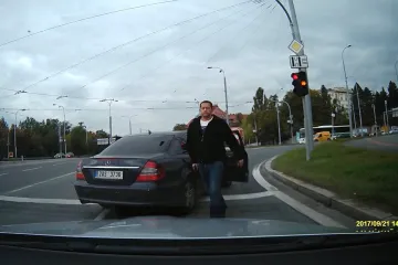 GIBS obvinila policistu, který na křižovatce v Plzni vytáhl na řidiče pistoli