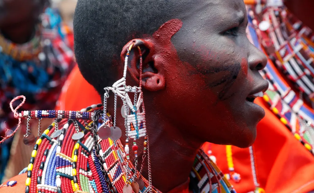 Masajské slavnosti trvají kolem deseti dnů. Ženy se upravují a zdobí se šperky. Muži u sebe musí mít luk a šíp, který je doprovází celý život