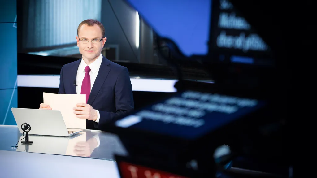 Před odjezdem do USA moderoval Yann Zane, českým jménem Jan Zika, některé zpravodajské relace v České televizi