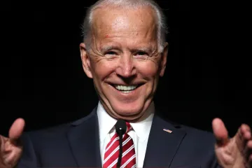 Příliš náklonnosti škodí. Joe Biden čelí nařčení z nevhodného chování vůči ženám