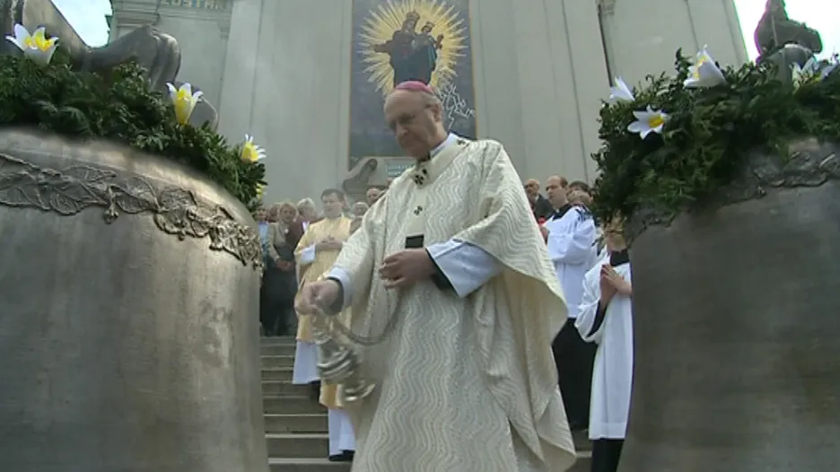 Zvonům požehnal arcibiskup Jan Graubner