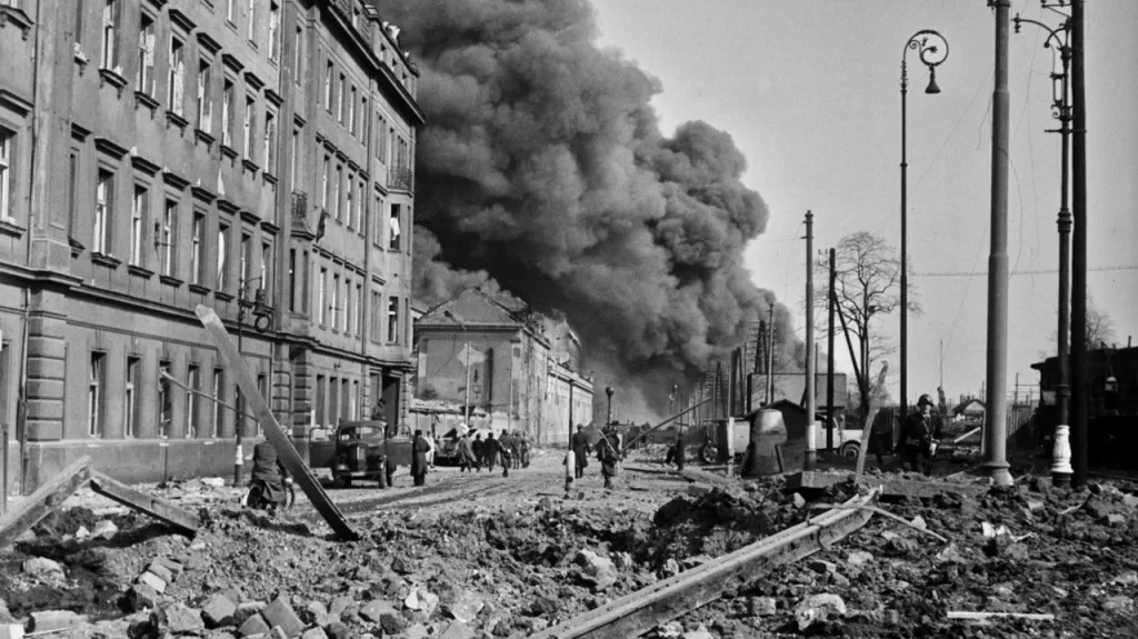 Praha po bombardování v březnu 1945