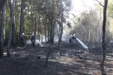 Hasiči dál bojují s požáry, za táborák hrozí pokuta až 25 tisíc 