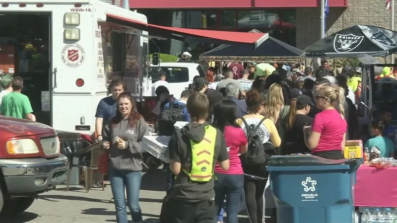 Lidé čekají ve frontách, aby mohli darovat krev
