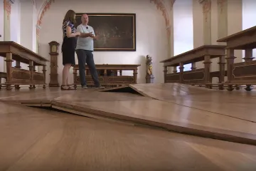V kladrubském klášteře se po opravě zvlnila dřevěná podlaha