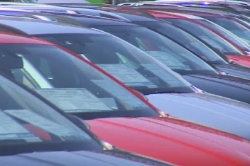 Nákup nových i ojetých vozů je nyní obtížnější. Může za to menší výběr a rostoucí ceny