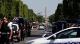 Útok plynovou bombou v Paříži na policejní dodávku