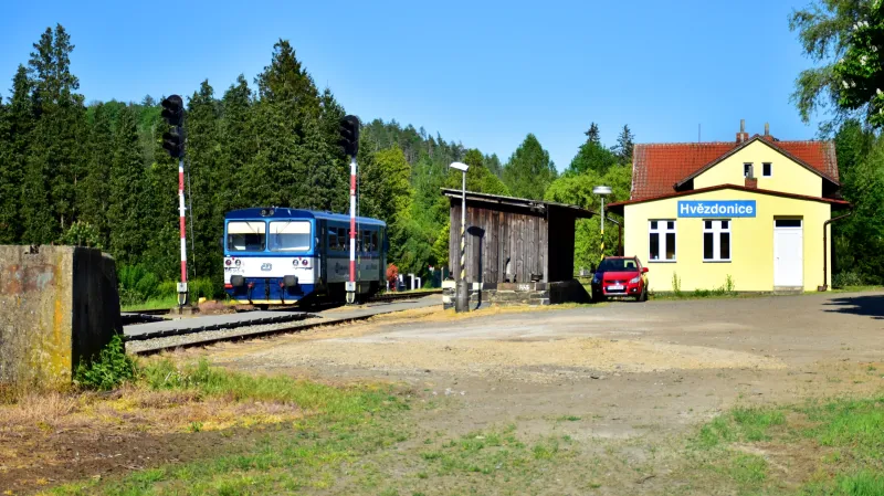 Motorový vůz řady 810 na trati 212 ve Hvězdonicích