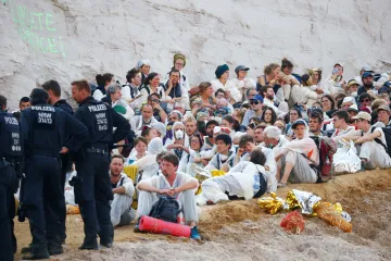 Aktivisté ukončili blokádu uhelného dolu v Německu. Vyklizení jámy provázely střety s policií