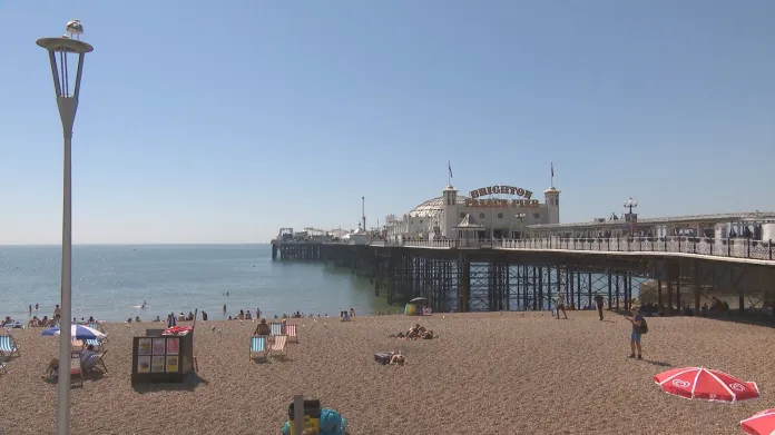 Brighton je vyhledávaným letním cílem Britů