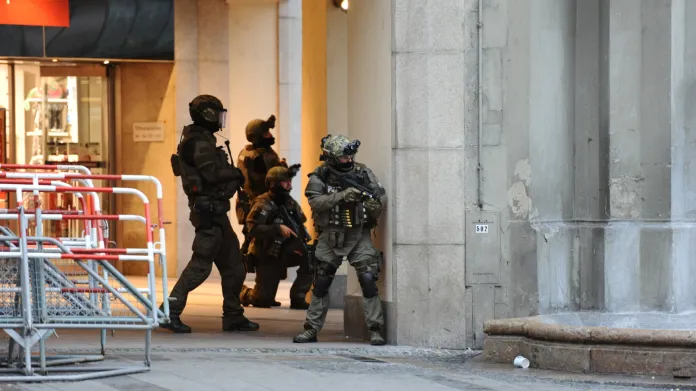 Speciální policejní komando v akci v centru Mnichova