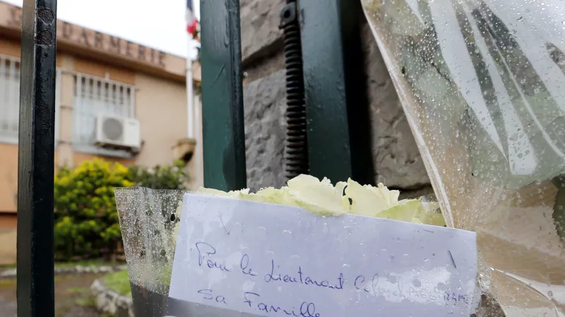 Květiny v Carcassone k uctění památky četníka Beltrama