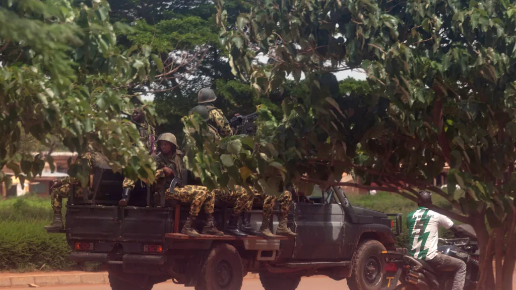 Členové prezidentské stráže v ulicích Ouagadougou