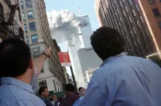 Obrazem: Zlověstný prachový mrak nad Manhattanem. Teroristické útoky 11. září započaly nárazem do budov „dvojčat“