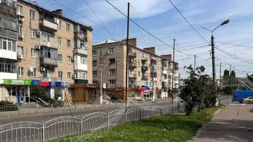 Protidronová síť nad jednou z ulic Slovjansku (červenec 2026)