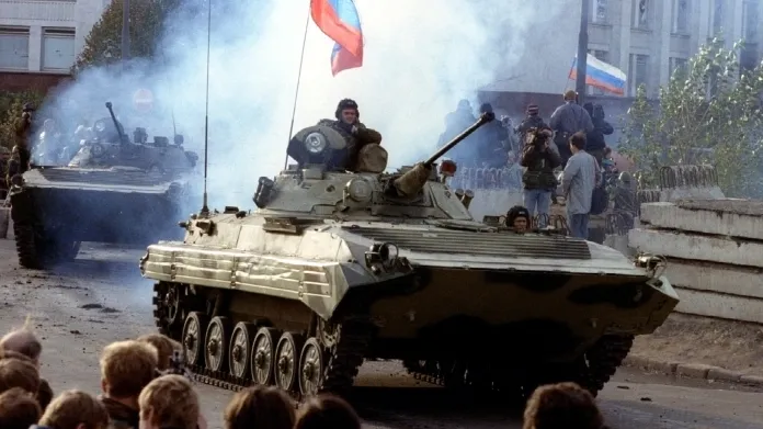 Tank ruské armády opouští 5. října 1993 prostor před budovou parlamentu