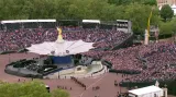 Davy lidí před Buckinghamským palácem