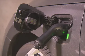 Firmy a podnikatelé mohou žádat o dotace na elektroauta. Stát na ně vyčlenil dvě miliardy