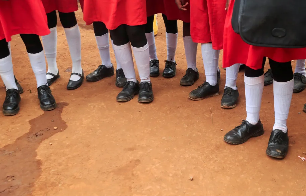 Děti se vracejí do školy v městské čtvrti Kibera v Nairobi, která je současně největším slumem v zemi, poté co promeškaly vzhledem k pandemii téměř celý školní rok