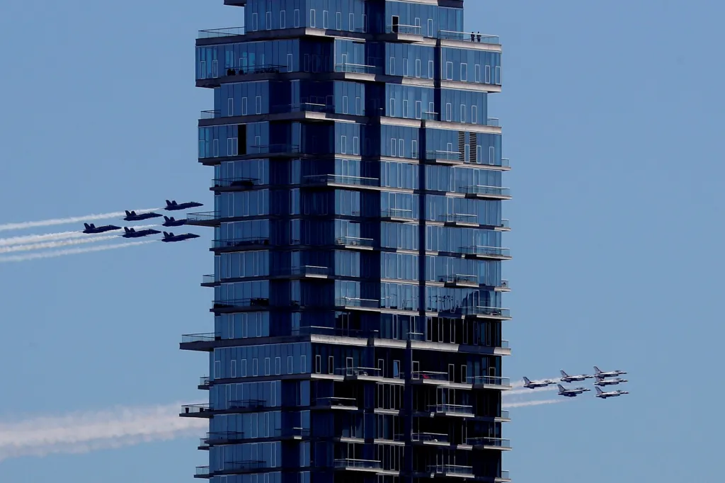 Letecký tým US Navy Blue Angels přeletěl nad New Yorkem s cílem poukázat na těžkou práci lidí v první linii, kteří pečují o pacienty s onemocněním COVID-19