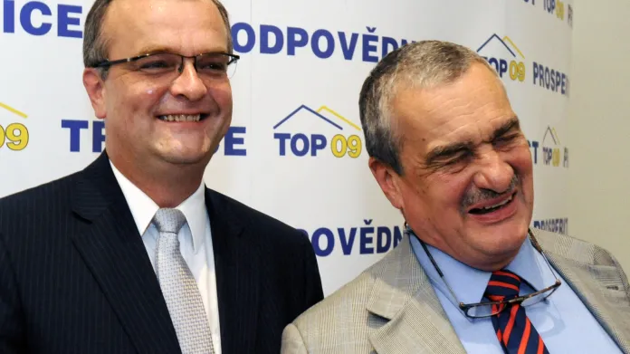 Miroslav Kalousek představil Karla Schwarzenberga v červnu 2009 jako jediného kandidáta na předsedu vznikající TOP 09