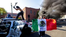 Protestující naráží skateboardem do samořiditelného vozu