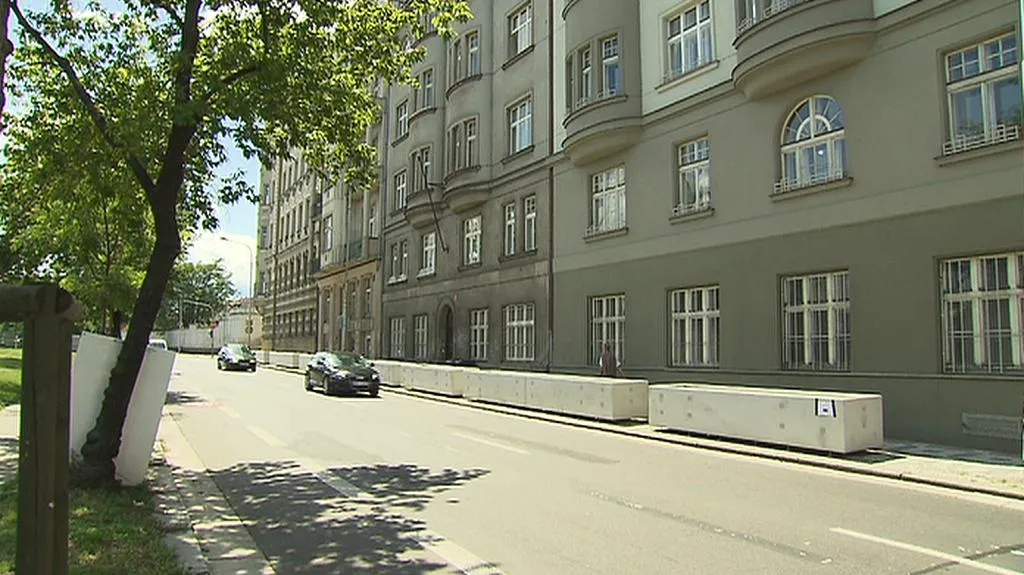 Betonové květináče na Smíchově