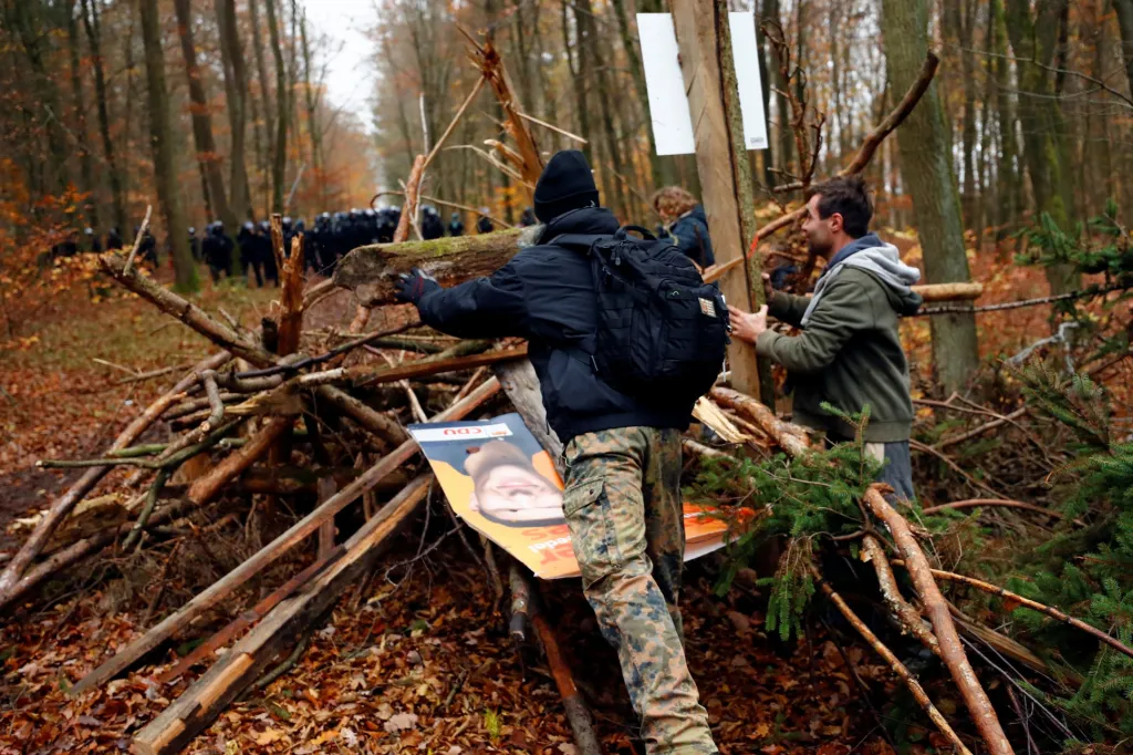 Aktivisté blokují v Německu výstavbu dálnice A49 v lese Dannenroeder