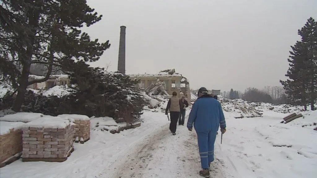 Přípravy na odstřel 36 metrů vysokého komína