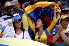 Tisíce Venezuelanů požadují vpuštění humanitární pomoci do země a konec diktatury