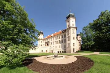 AVÍZO: Prohlídky zámecké zahrady a podvečerní prohlídky na mníšeckém zámku