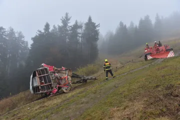 Hasiči odstranili z Ještědu vrak spadlé kabiny. Lanovka bude mimo provoz dlouho